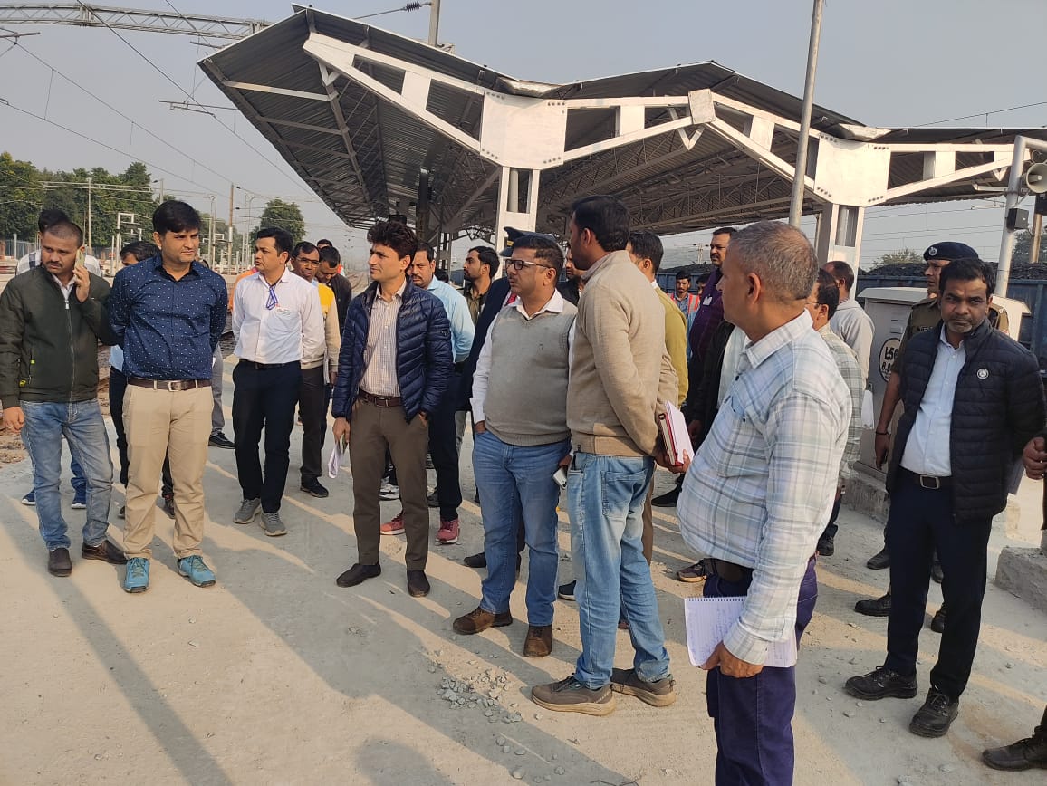 चुनार रेलवे स्टेशन का निरीक्षण करते डीआरएम रजनीश अग्रवाल चुनार रेलवे स्टेशन का निरीक्षण करते डीआरएम रजनीश अग्रवाल