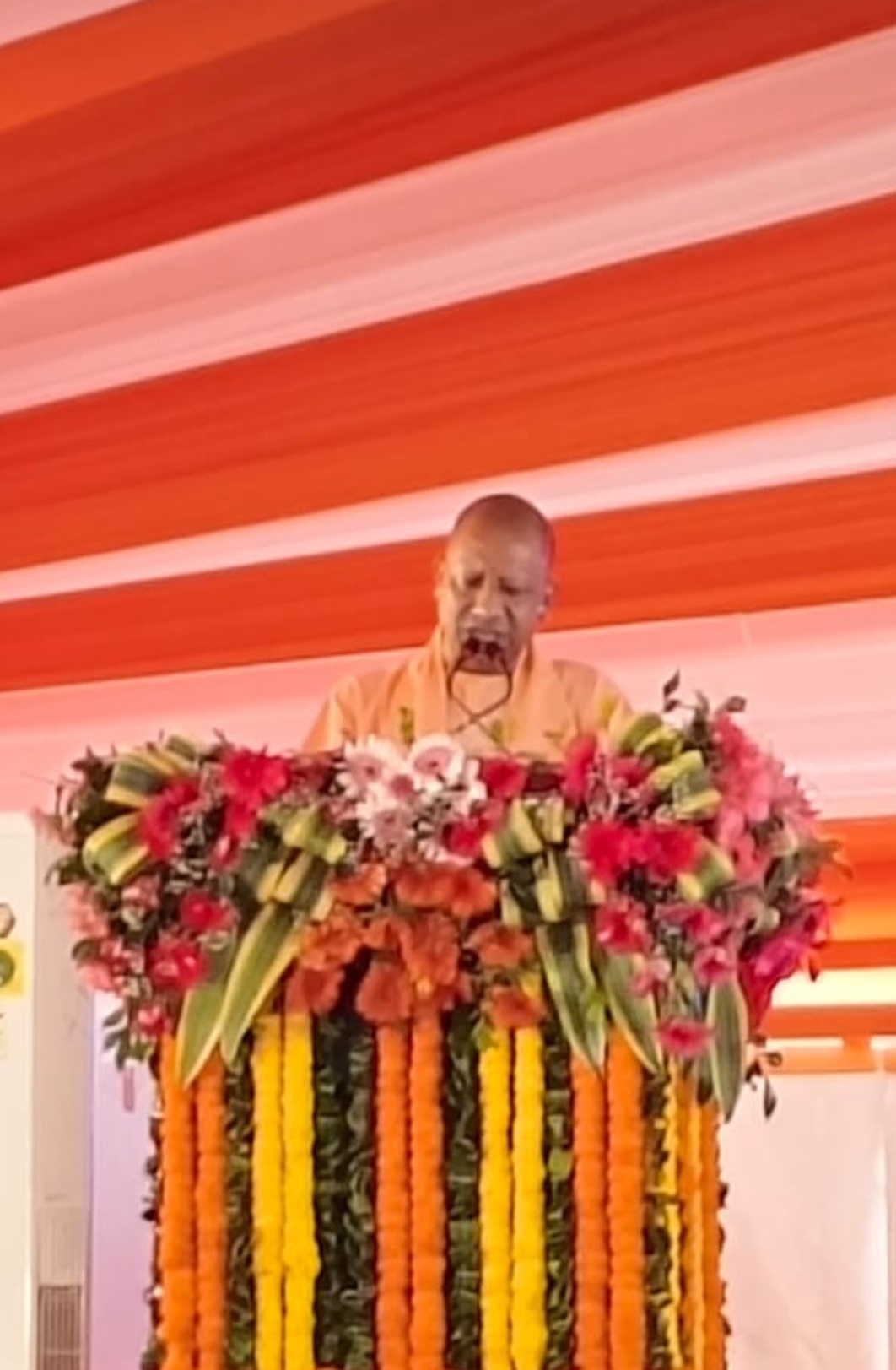 जनपद सोनभद्र में बिरसा मुंडा की जयंती पर जनसभा को संबोधित करते योगी आदित्यनाथ