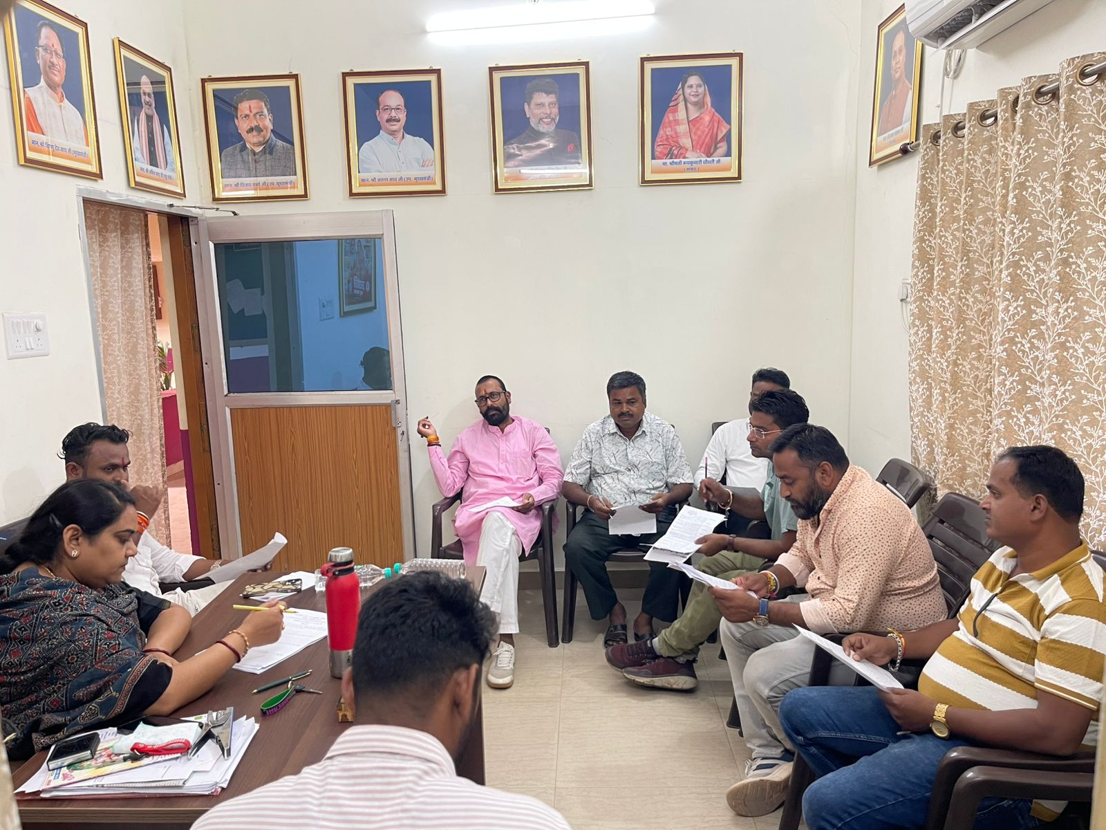 पीआईसी बैठक में उपस्थित नपा कुरुद के सदस्यगण।