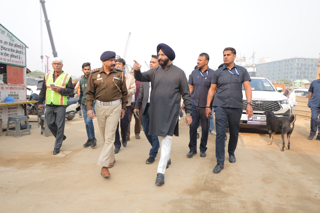 दिल्ली के पर्यावरण मंत्री मनजिंदर सिंह सिरसा वसंत कुंज भटनागर स्कूल क्षेत्र का निरीक्षण करते