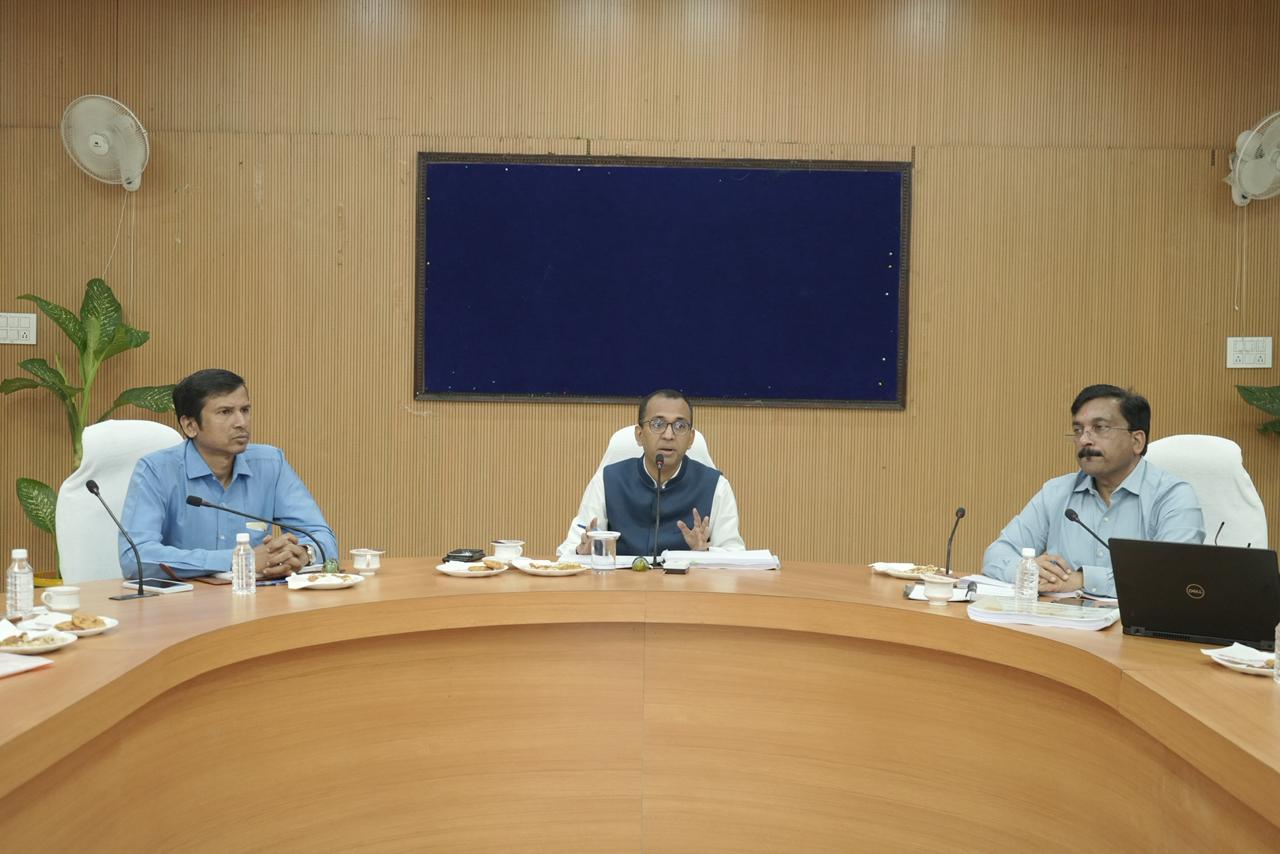 सीएचसी पोड़ी उपरोड़ा में जल्द शुरू होगी सर्जरी सेवाएं, कलेक्टर ने स्वास्थ्य विभाग की समीक्षा बैठक में दिए कड़े निर्देश