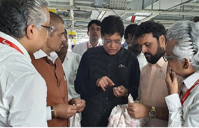 विशाखापत्तनम विशेष आर्थिक क्षेत्र का दौरा करते पीयूष गोयल