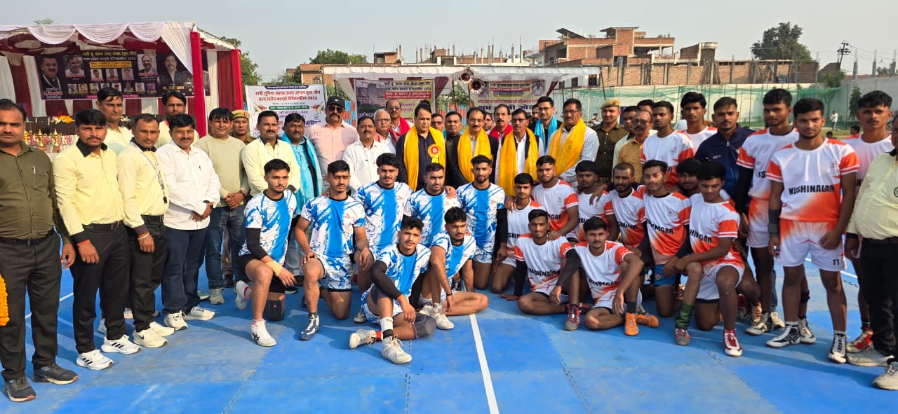 विजेता खिलाड़ियों के साथ अतिथि