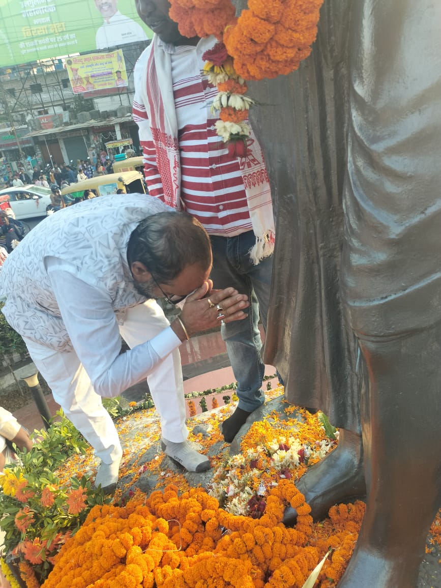 भगवान बिरसा मुंडा को नमन करते विजय शंकर नायक समेत अन्‍य