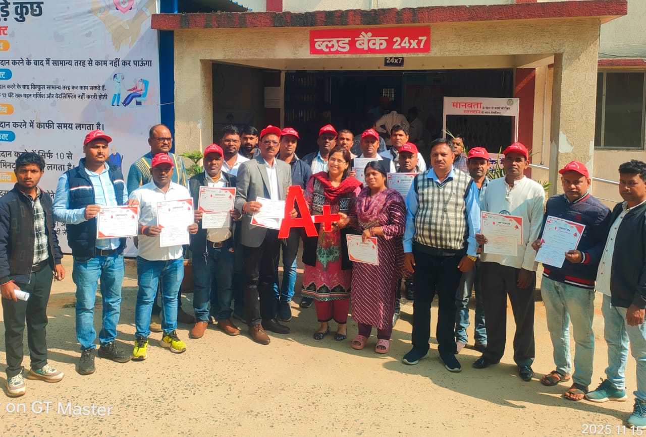 रक्तदान शिविर में शामिल कर्मचारी