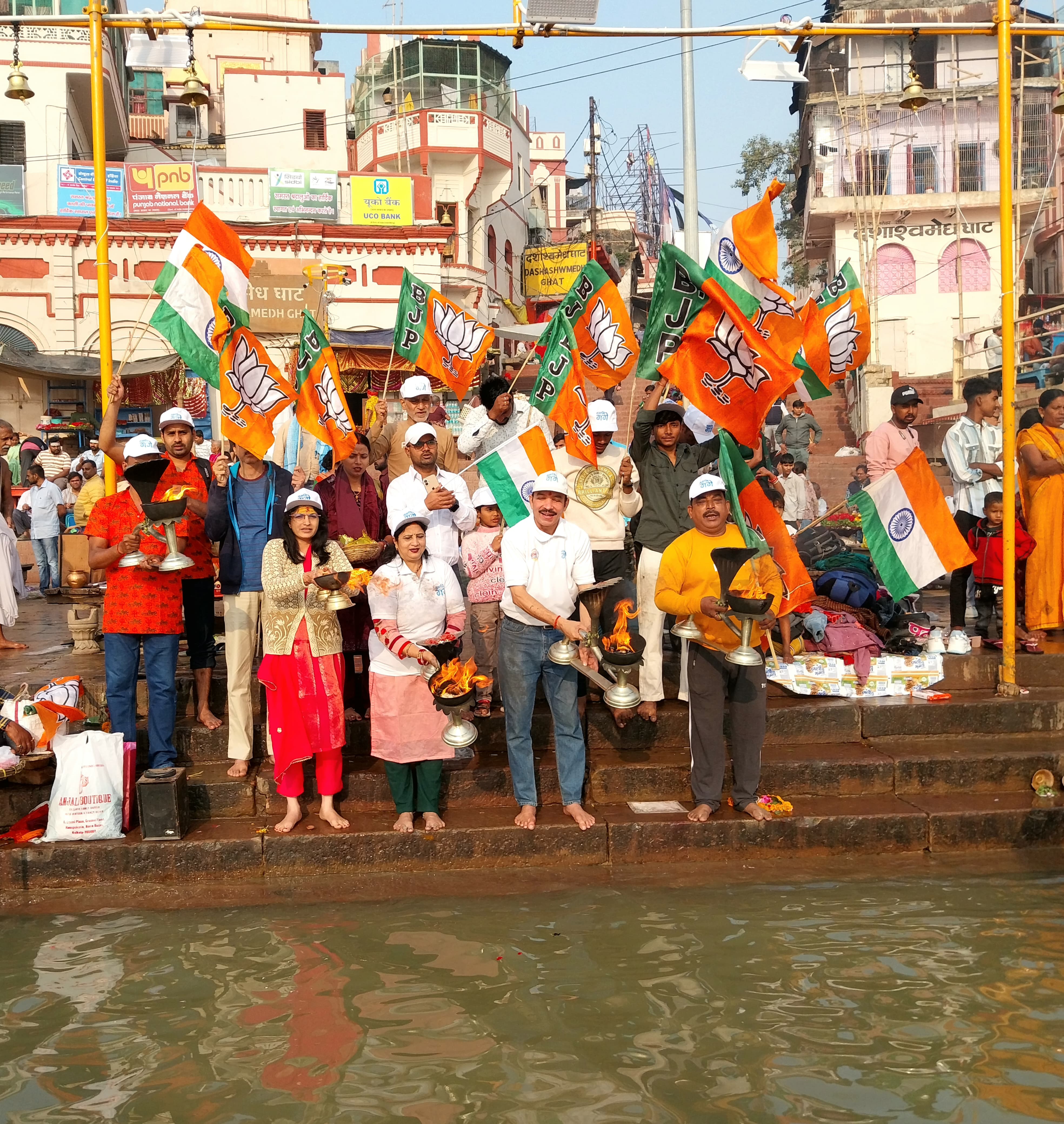 मां गंगा की आरती उतारते नमामि गंगे और नागरिकों की टीम