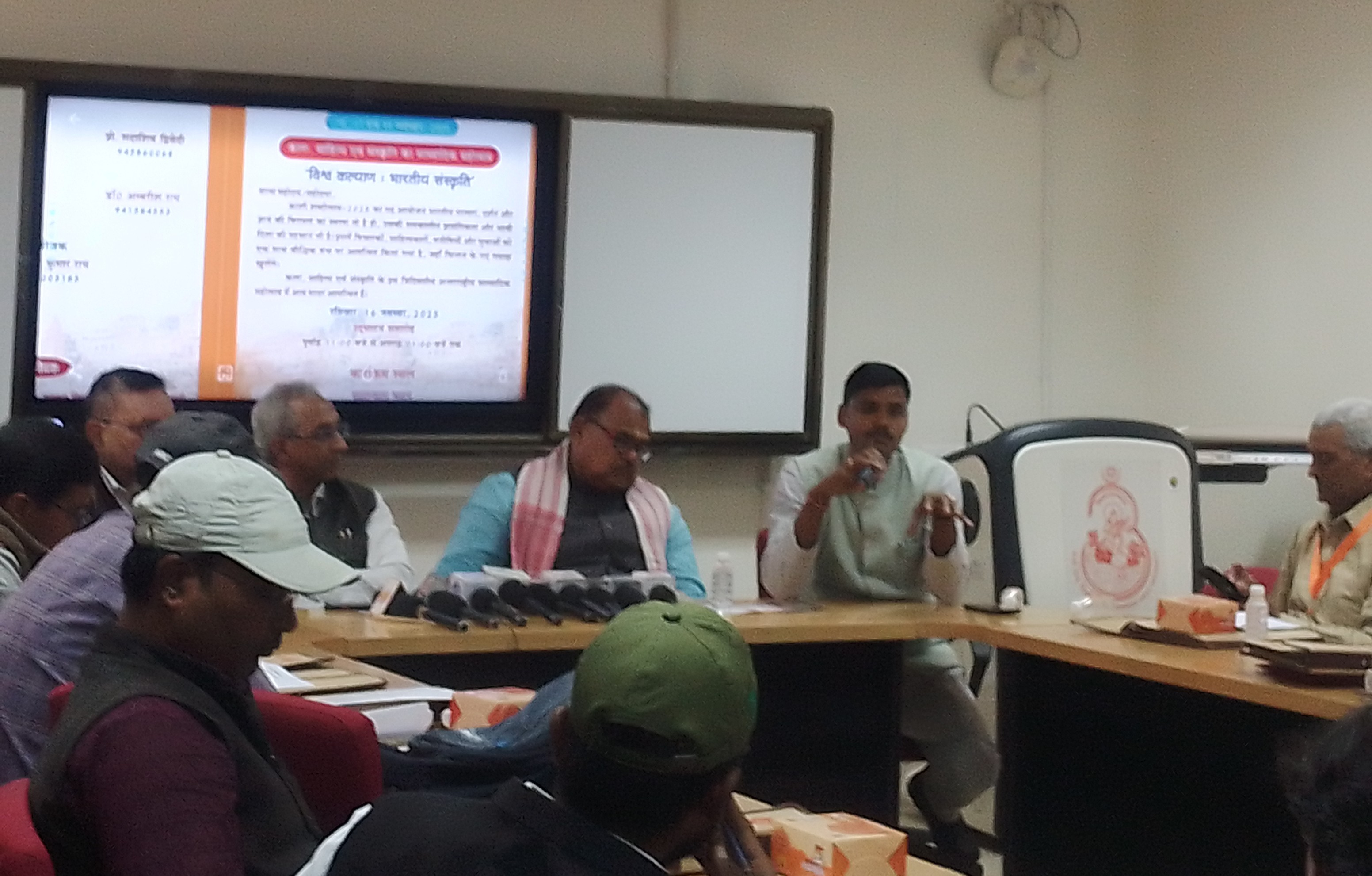 पत्रकार वार्ता में कार्यक्रम के बारे में बताते डॉ हरेंद्र