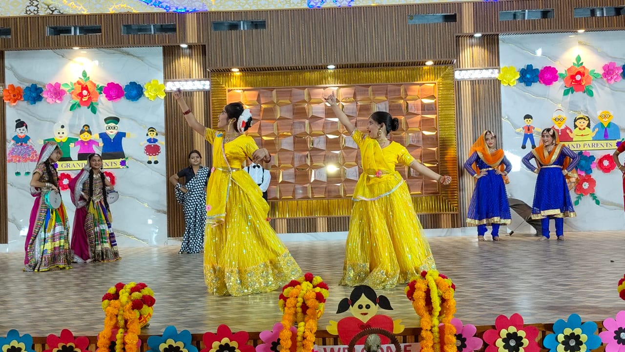 फर्रुखाबाद।सीपी विद्या निकेतन में कार्यक्रम पेश करते बच्चे