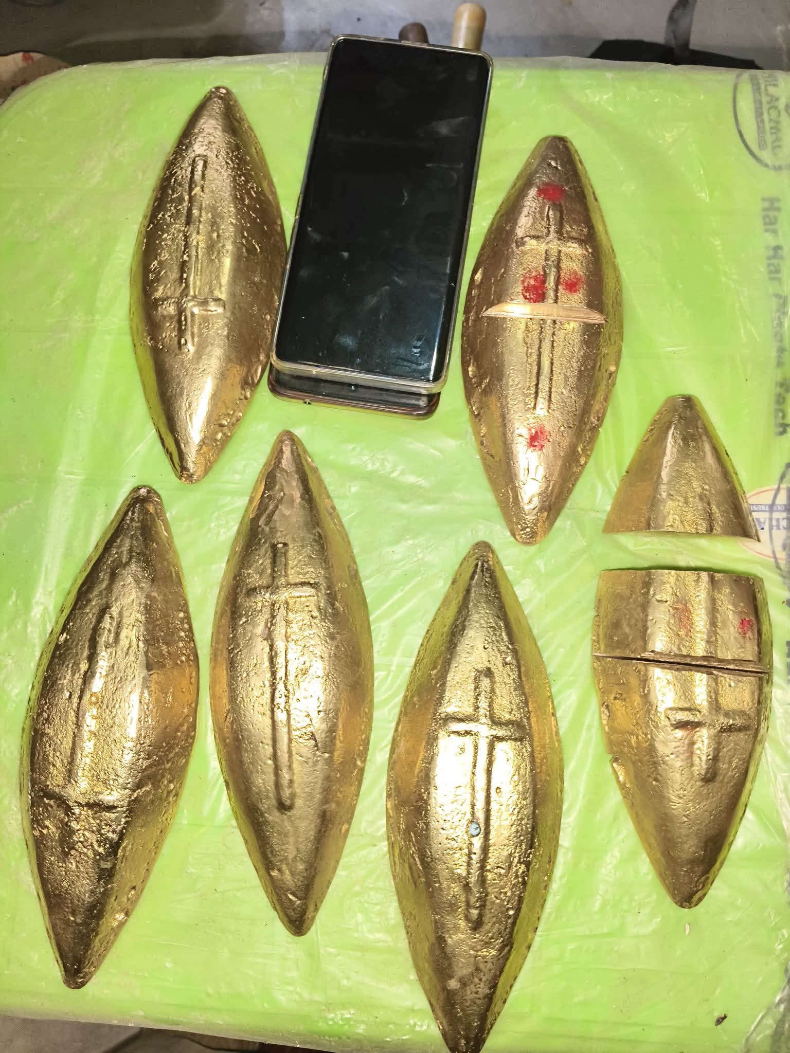 नकली सोने के नाव समेत दो गिरफ्ता