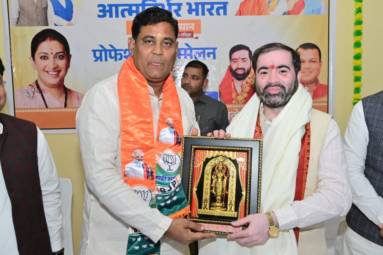 भाजपा जिला अध्यक्ष ने प्रभारी मंत्री को दिया स्मृति  चिन्ह