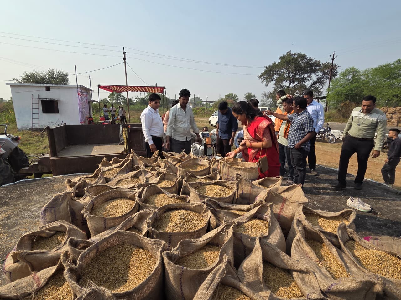 जांजगीर चांपा जिले में समर्थन मूल्य में धान खरीदी की हुईं शुरुआत, जिला पंचायत अध्यक्ष सहित स्थानीय जनप्रतिनिधियों ने उपार्जन केंद्रों में पूजा अर्चना कर किया शुभारंभ जांजगीर चांपा जिले में समर्थन मूल्य में धान खरीदी की हुईं शुरुआत, जिला पंचायत अध्यक्ष सहित स्थानीय जनप्रतिनिधियों ने उपार्जन केंद्रों में पूजा अर्चना कर किया शुभारंभ