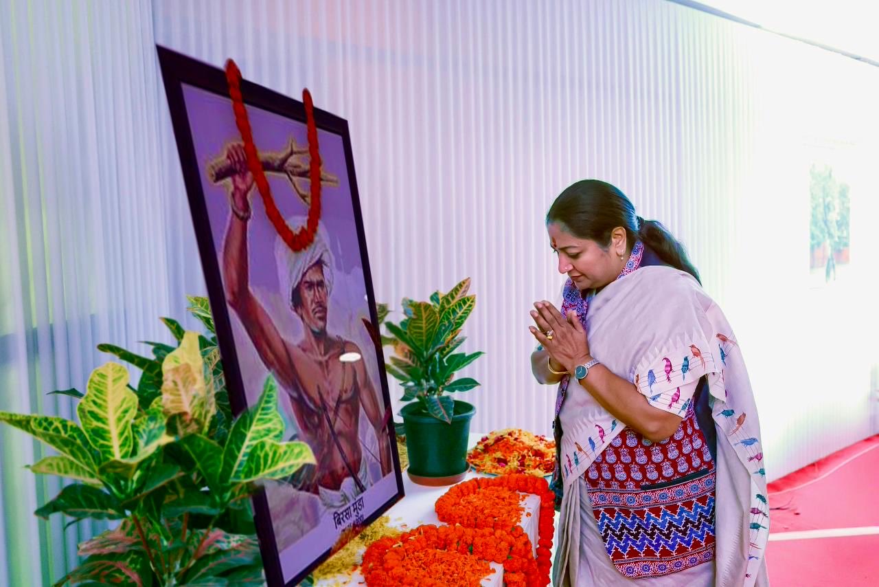 दिल्ली सचिवालय में भगवान बिरसा मुंडा की जयंती पर उनके चित्र पर पुष्पांजलि अर्पित करती मुख्यमंत्री रेखा गुप्ता दिल्ली सचिवालय में भगवान बिरसा मुंडा की जयंती पर उनके चित्र पर पुष्पांजलि अर्पित करती मुख्यमंत्री रेखा गुप्ता
