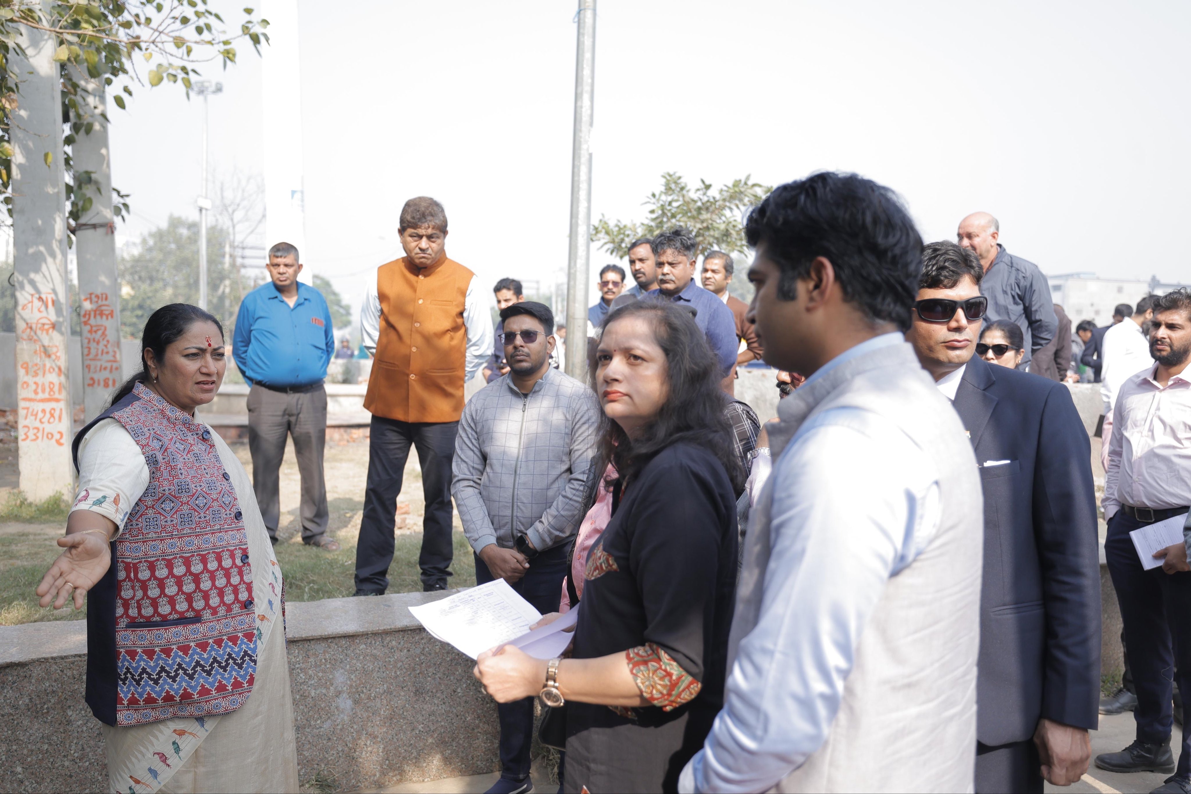 हैदरपुर में बनने वाली अटल कैंटीन के निर्माण स्थल का निरीक्षण  करती मुख्यमंत्री रेखा गुप्ता