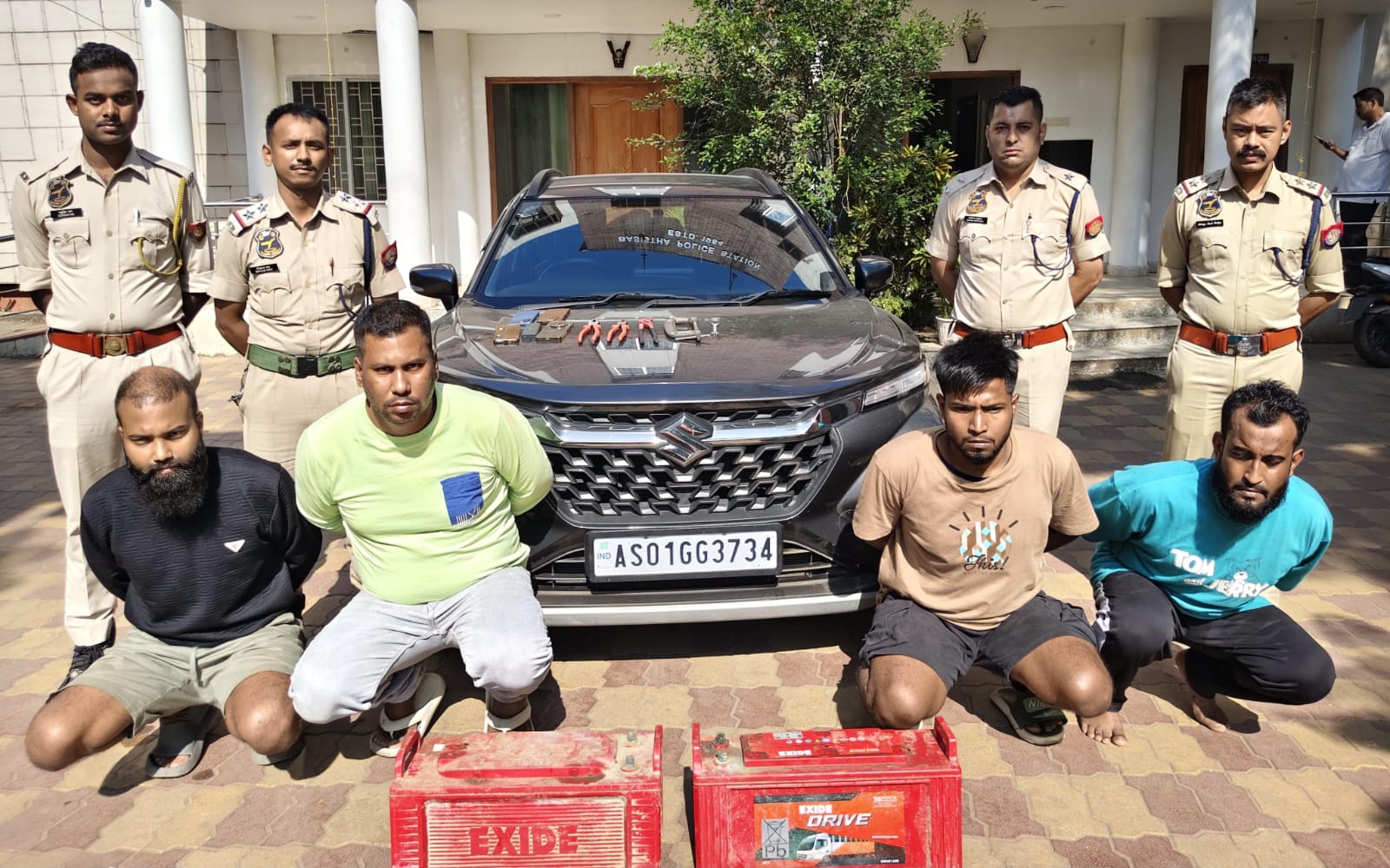 तीन डकैत गिरफ्तार