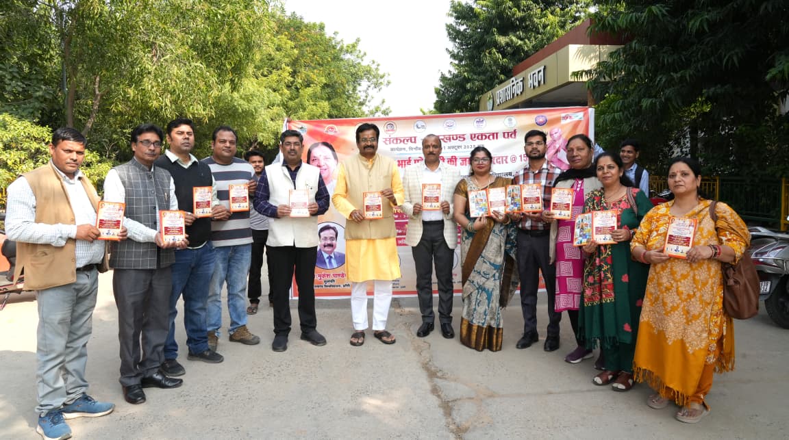 यात्रा का शुभारंभ करते कुलपति