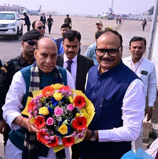 राजनाथ सिंह का स्वागत करते उप मुख्यमंत्री ब्रजेश पाठक राजनाथ सिंह का स्वागत करते उप मुख्यमंत्री ब्रजेश पाठक