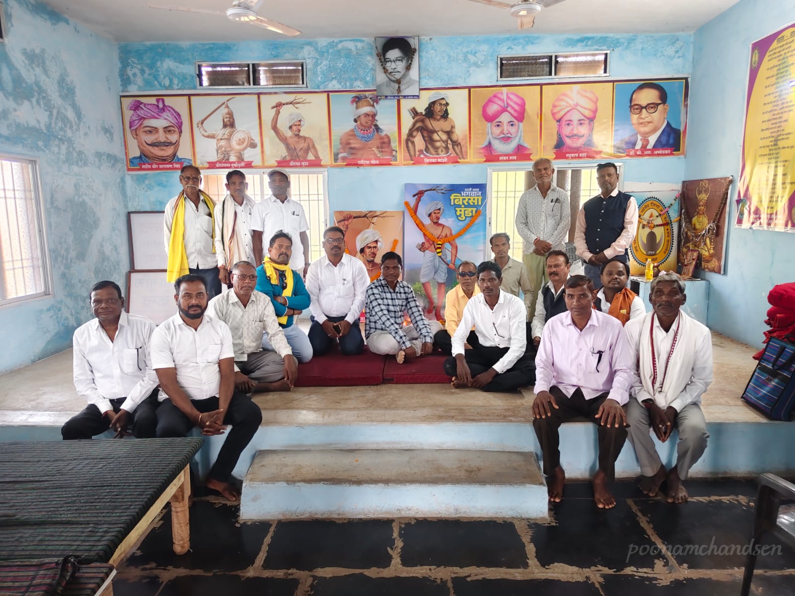 कार्यक्रम के दौरान समूह में बैठे हुए समाजजन।