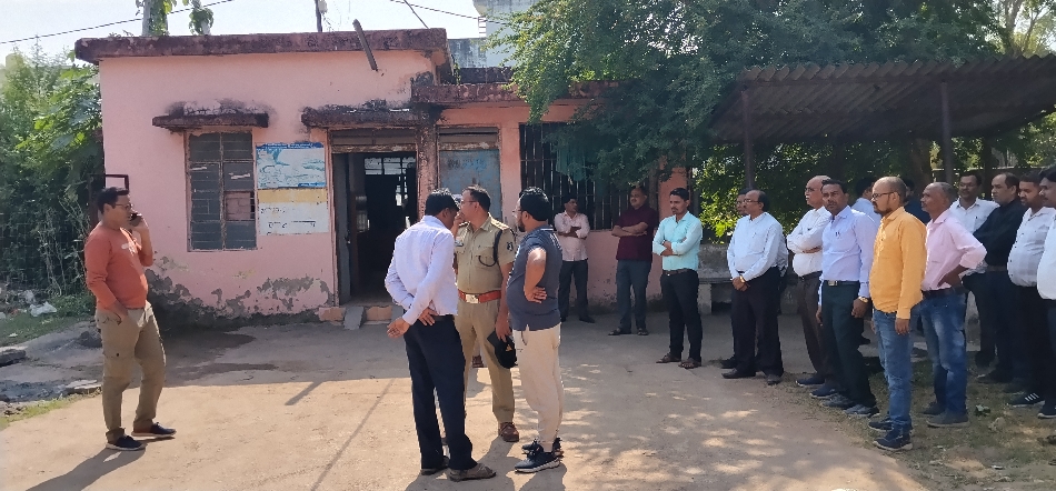 जिला अस्पताल के चीरघर के सामने स्वजन और विभागीय अधिकारी-कर्मचारियों की भीड़।