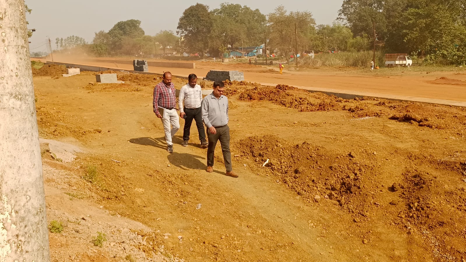 निर्माणाधीन स्टेशन का अवलोकन करते हुए रेलवे के अधिकारी।