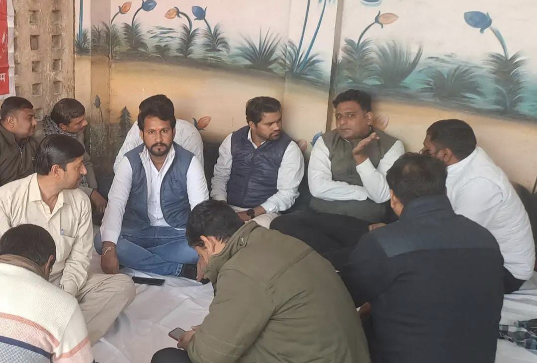 धरने पर बैठे लेखपाल, नौ साल से लंबित हैं मांगे