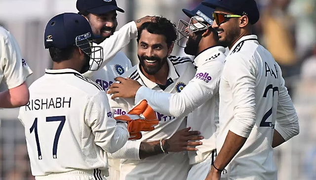 विकेट लेने की खुशी मनाते रवींद्र जडेजा व अन्य खिलाड़ी