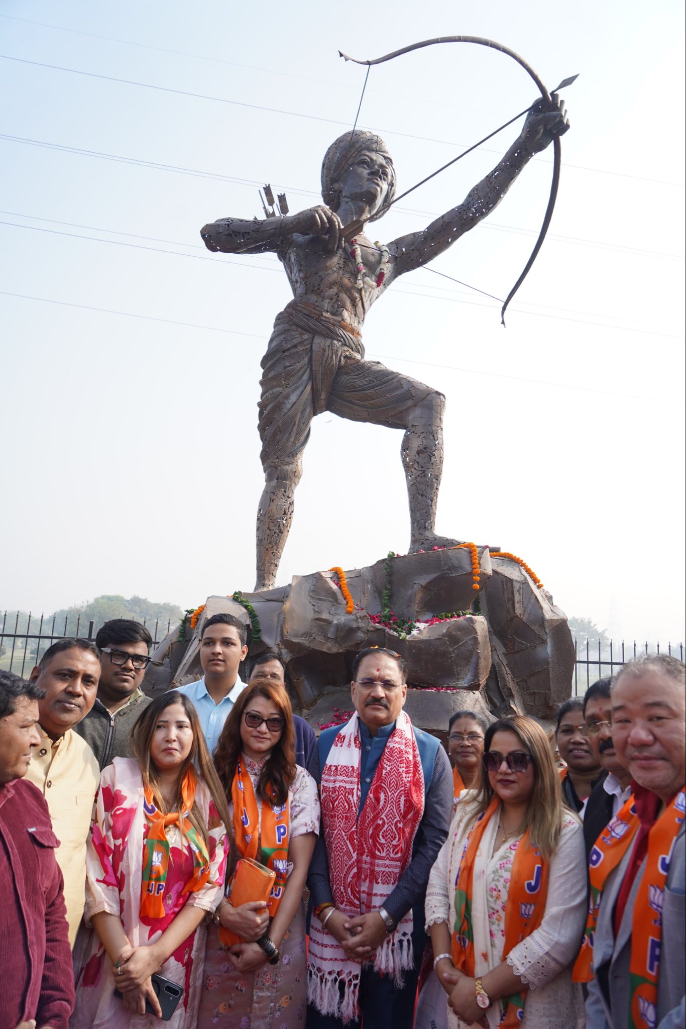 दिल्ली प्रदेश अध्यक्ष वीरेंद्र सचदेवा भाजपा कार्यकर्ताओं के साथ।