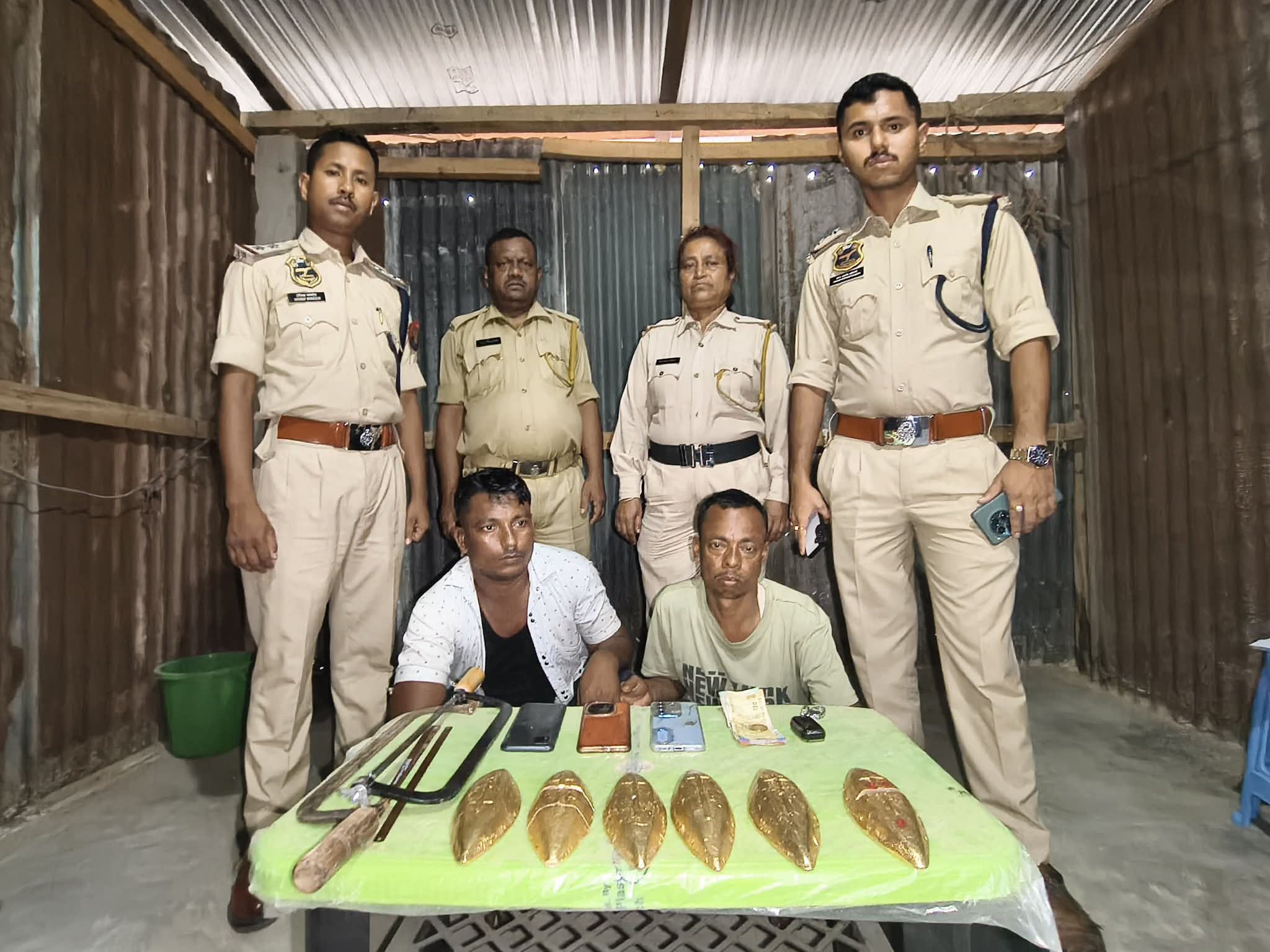 नकली सोने के नाव समेत दो गिरफ्तार