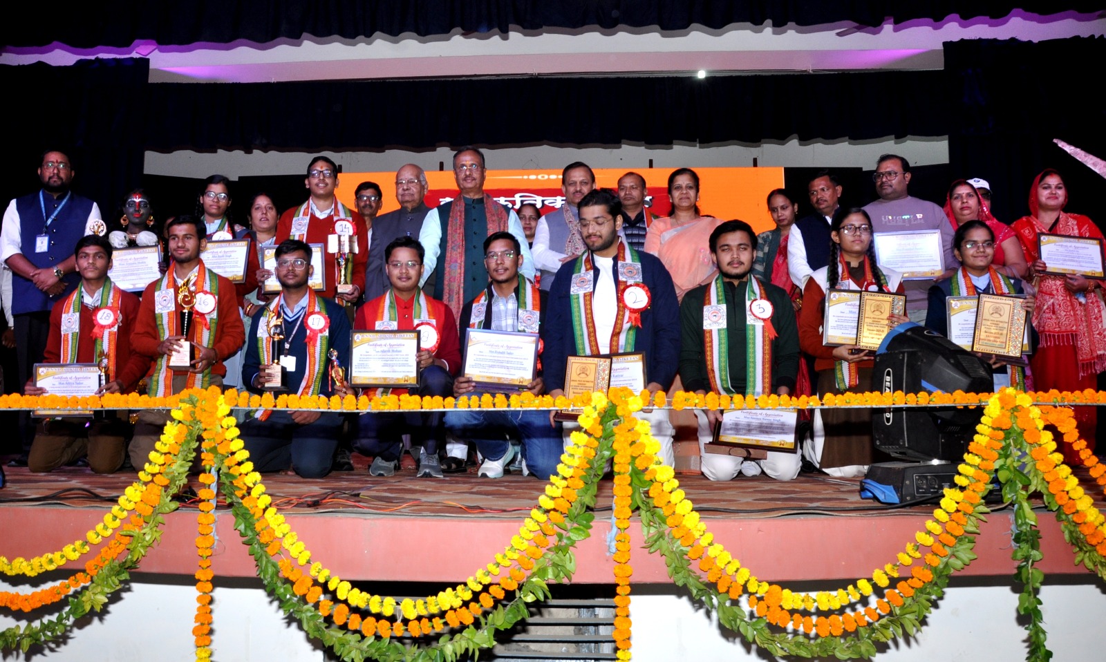 बीएनएसडी इंटर कॉलेज में आयोजित कार्यक्रम के दौरान प्रसूति पत्र के साथ छात्रों व पूर्व मुख्यमंत्री दिनेश शर्मा का छायाचित्र बीएनएसडी इंटर कॉलेज में आयोजित कार्यक्रम के दौरान प्रसूति पत्र के साथ छात्रों व पूर्व मुख्यमंत्री दिनेश शर्मा का छायाचित्र