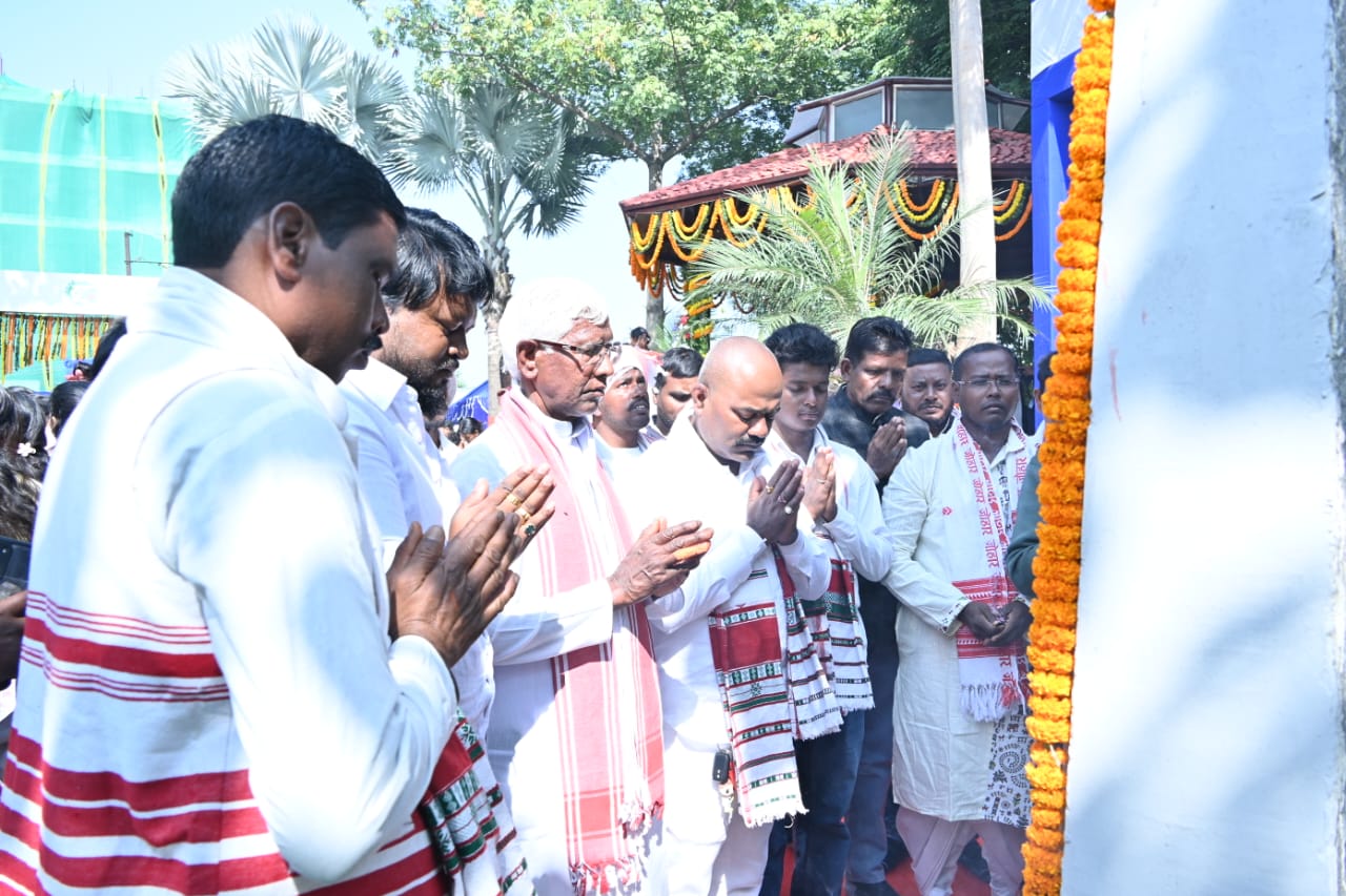 भगवान बिरसा को नमन करते बबलू मुंडा समेत अन्‍य