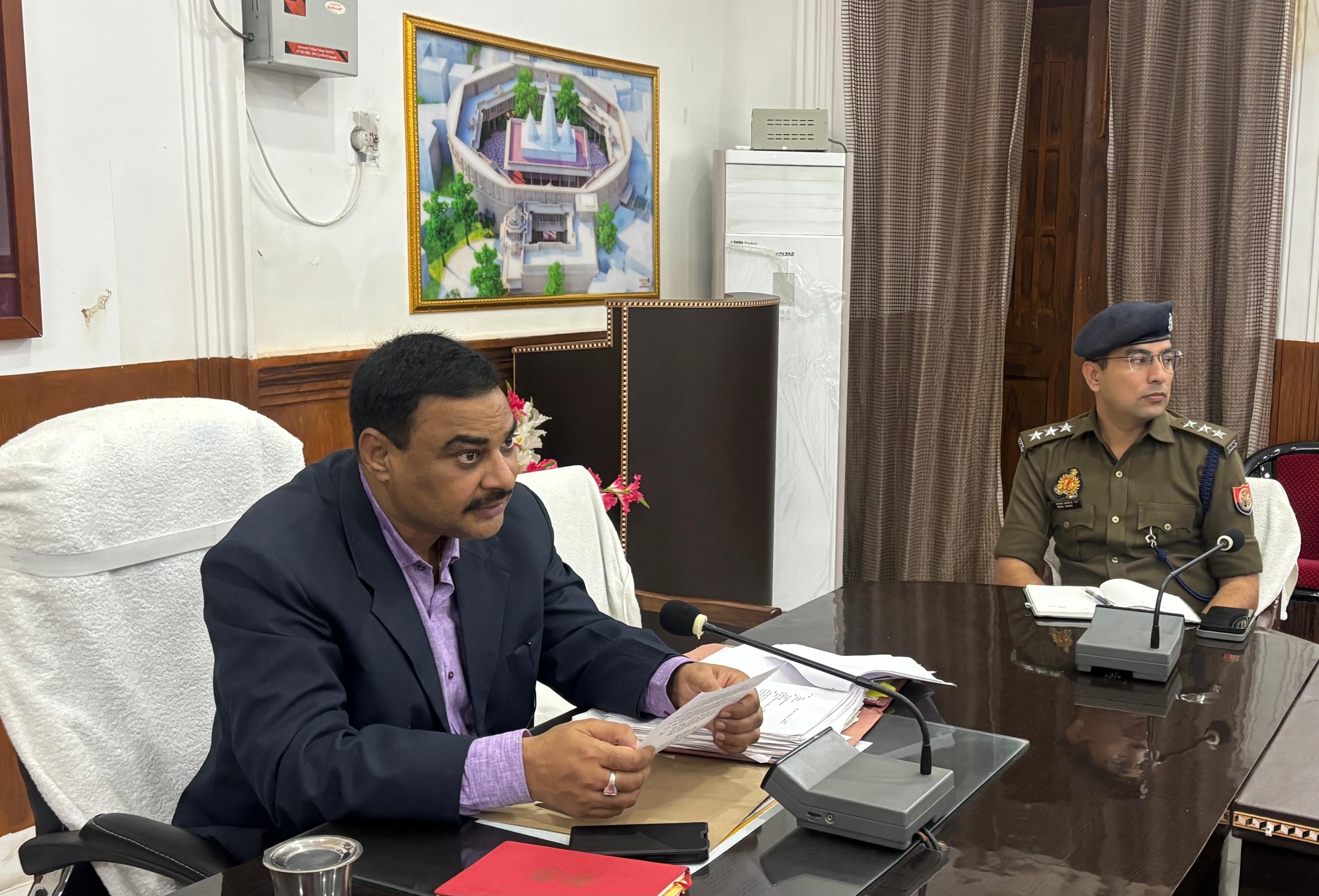 कलेक्ट्रेट सभागार में अधिकारियों, स्कूल प्रधानाचार्यों और गणमान्य नागरिकों के साथ बैठक करते डीएम पवन कुमार गंगवार।