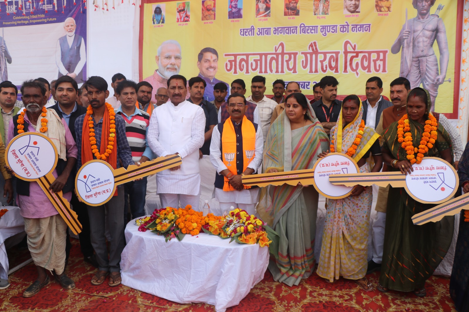 आदिवासी बंधुओं को सम्मानित करते मंत्री ऐंदल सिंह व अन्य