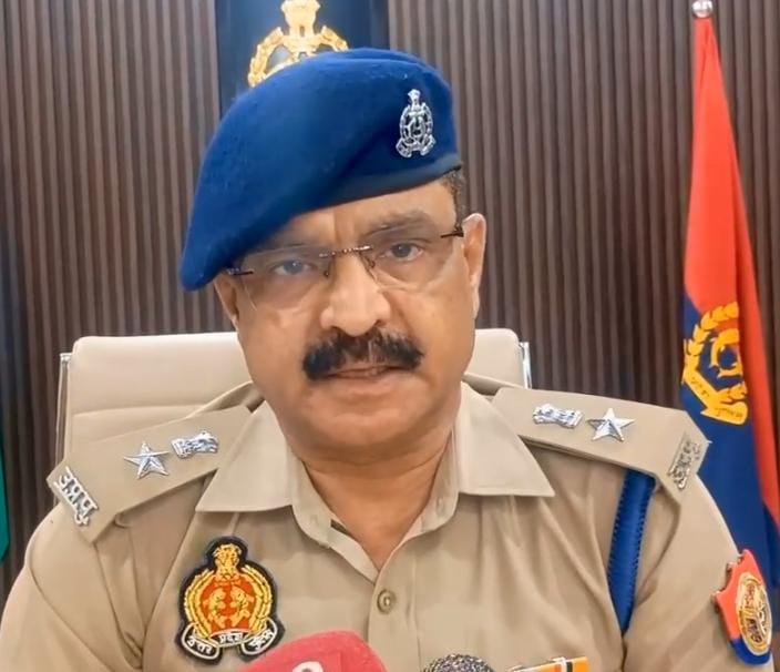 घटना की जानकारी देते पुलिस अधीक्षक नगर कुमार रणविजय सिंह।