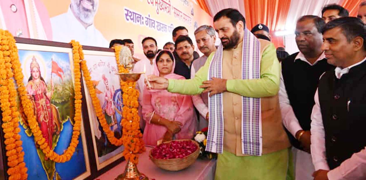 दादा बाढ़ देव जी पूनिया जन्मोत्सव एवं मुख्यमंत्री सम्मान समारोह का दीप प्रज्वलित कर शुभारम्भ करते मुख्यमंत्री नायब सिंह सैनी।