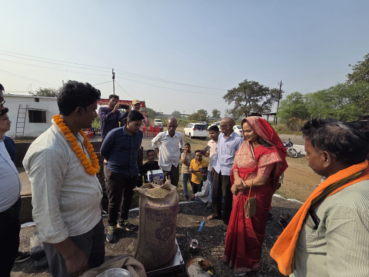 जांजगीर चांपा जिले में समर्थन मूल्य में धान खरीदी की हुईं शुरुआत, जिला पंचायत अध्यक्ष सहित स्थानीय जनप्रतिनिधियों ने उपार्जन केंद्रों में पूजा अर्चना कर किया शुभारंभ जांजगीर चांपा जिले में समर्थन मूल्य में धान खरीदी की हुईं शुरुआत, जिला पंचायत अध्यक्ष सहित स्थानीय जनप्रतिनिधियों ने उपार्जन केंद्रों में पूजा अर्चना कर किया शुभारंभ