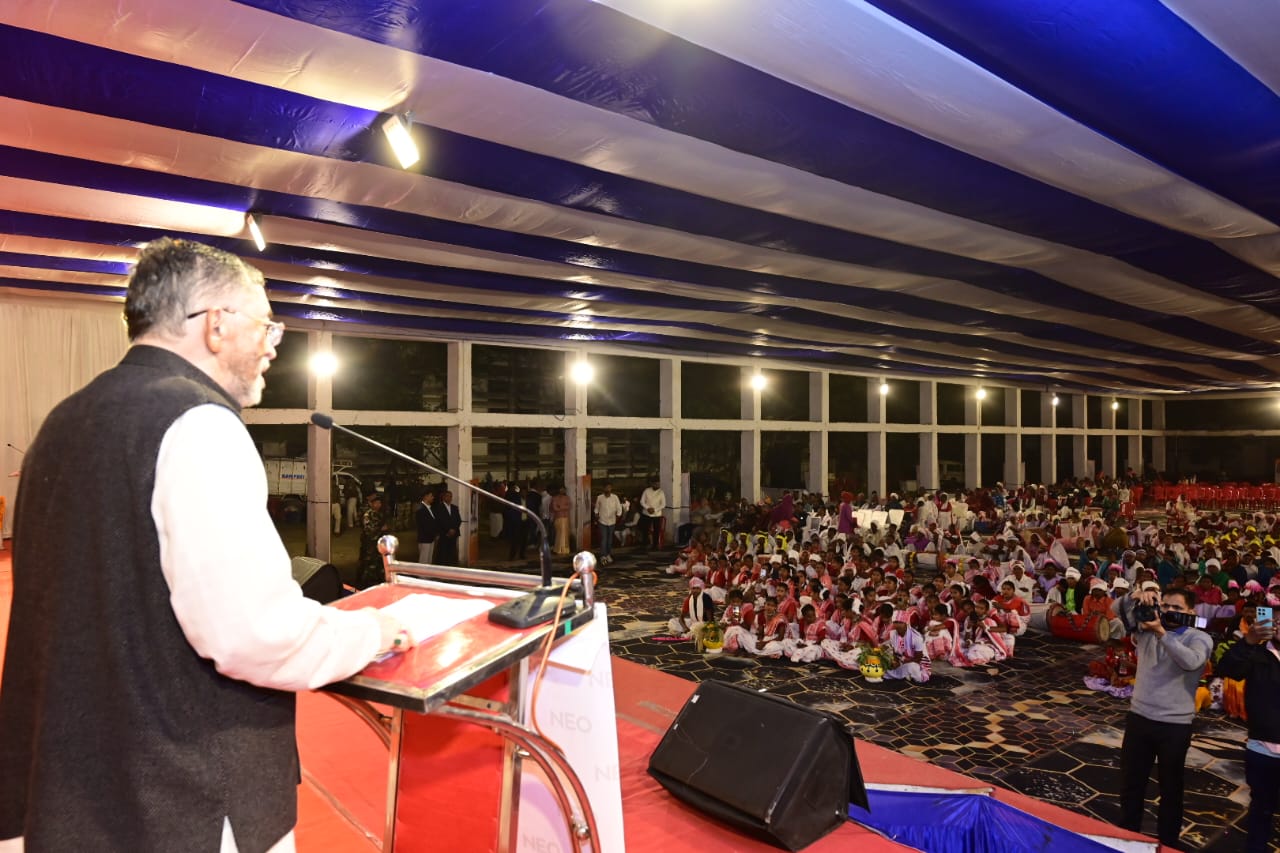 राज्यपाल कार्यक्रम को संबोधित करते हुए