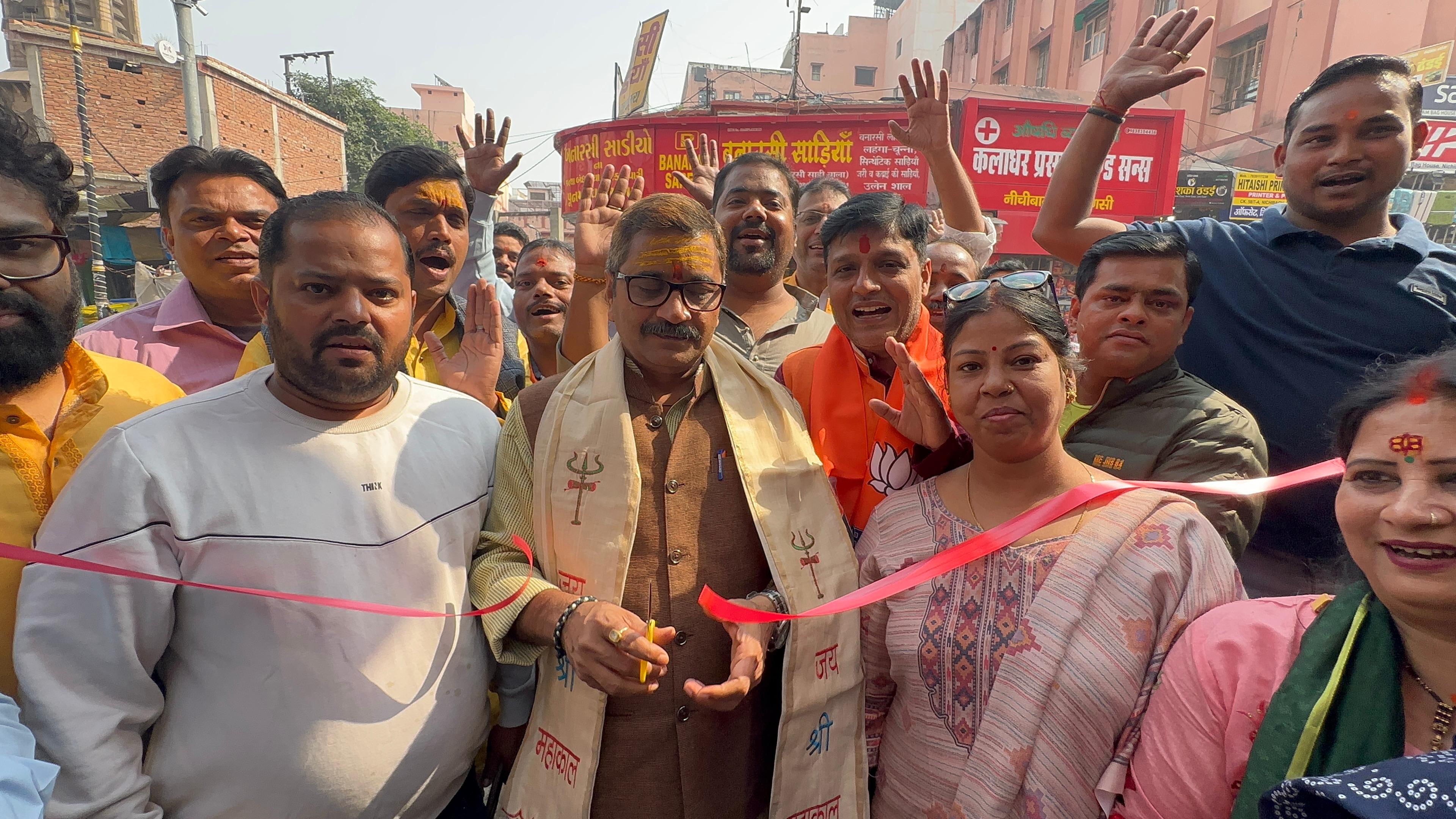 विकास कार्यो का लोकार्पण करते विधायक विकास कार्यो का लोकार्पण करते विधायक