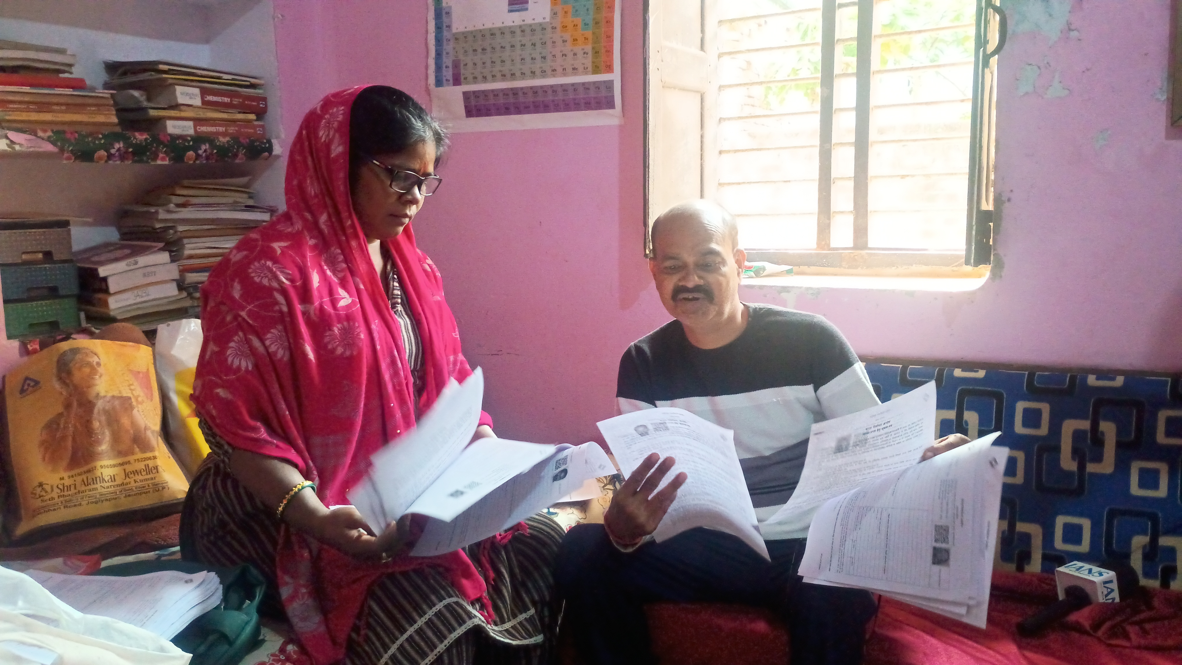 बीएलओ मतदाता पुनरीक्षण कार्यक्रम में घर घर पहुंच कर प्रपत्र वितरण करते हुए