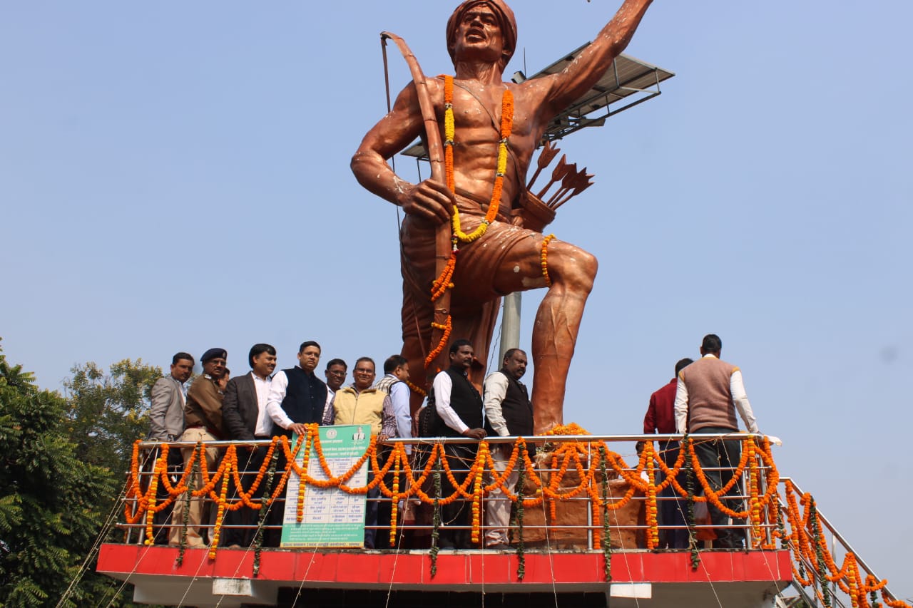 कार्यक्रम में शामिल अधिकारी