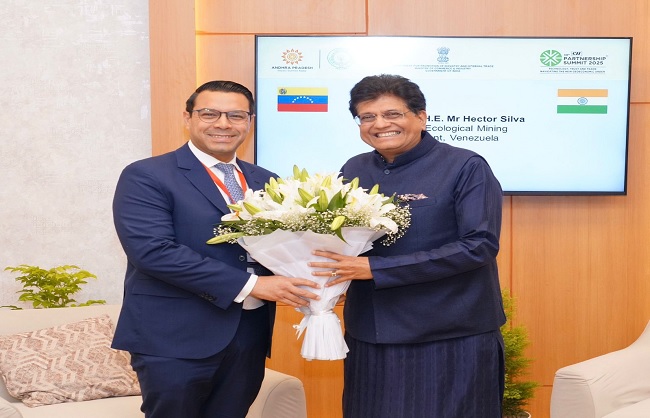 वेनेजुएला के पारिस्थितिक खनन विकास मंत्री हेक्टर सिल्वा के साथ बातचीत करते गोयल