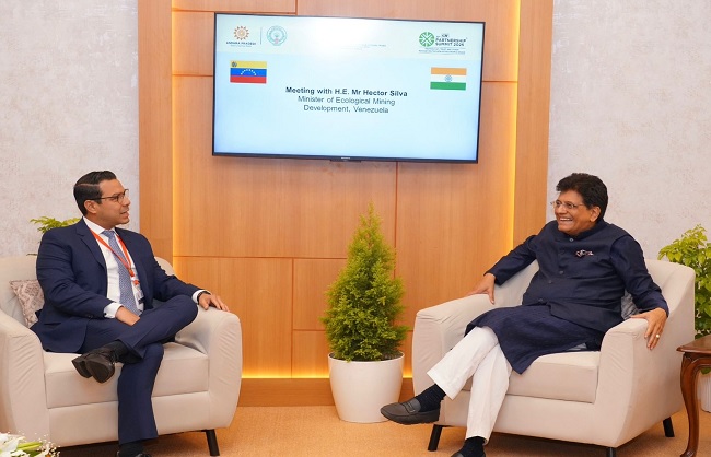 वेनेजुएला के पारिस्थितिक खनन विकास मंत्री हेक्टर सिल्वा के साथ बातचीत करते गोयल