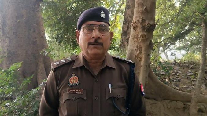 प्रयागराज के सहायक पुलिस आयुक्त थरवई चन्द्रपाल सिंह घटनास्थल से जानकारी देते हुए की फोटो