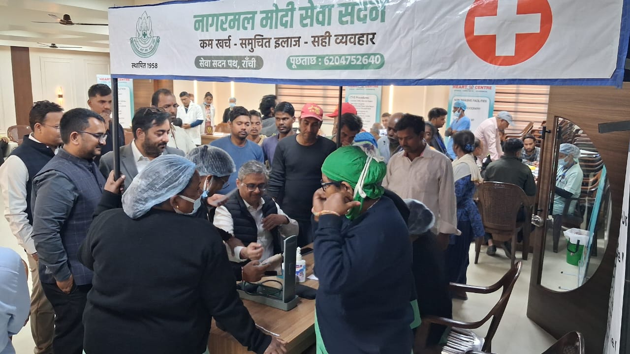 स्‍वास्‍थ्‍य जांच शिविर की तस्‍वीर