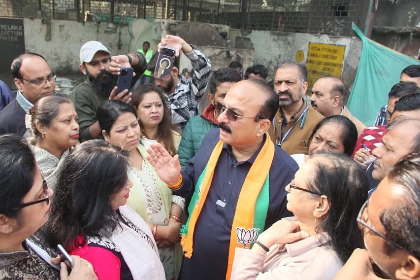 राजौरी गार्डन के वार्ड 95 विष्णु गार्डन में लोगों की समस्याओं को सुनते दिल्ली के शहरी विकास मंत्री आशीष सूद