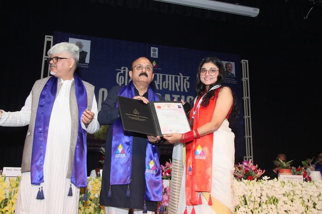 कॉलेज ऑफ आर्ट्स के दीक्षांत समारोह में शनिवार को छात्रा को डिग्री देते दिल्ली के शिक्षा मंत्री आशीष सूद