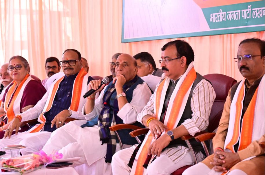 कार्यकर्ताओं से संवाद करते राजनाथ सिंह कार्यकर्ताओं से संवाद करते राजनाथ सिंह