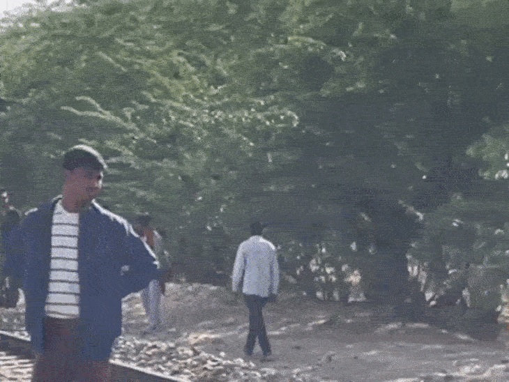 माैके पर जमा लाेग।