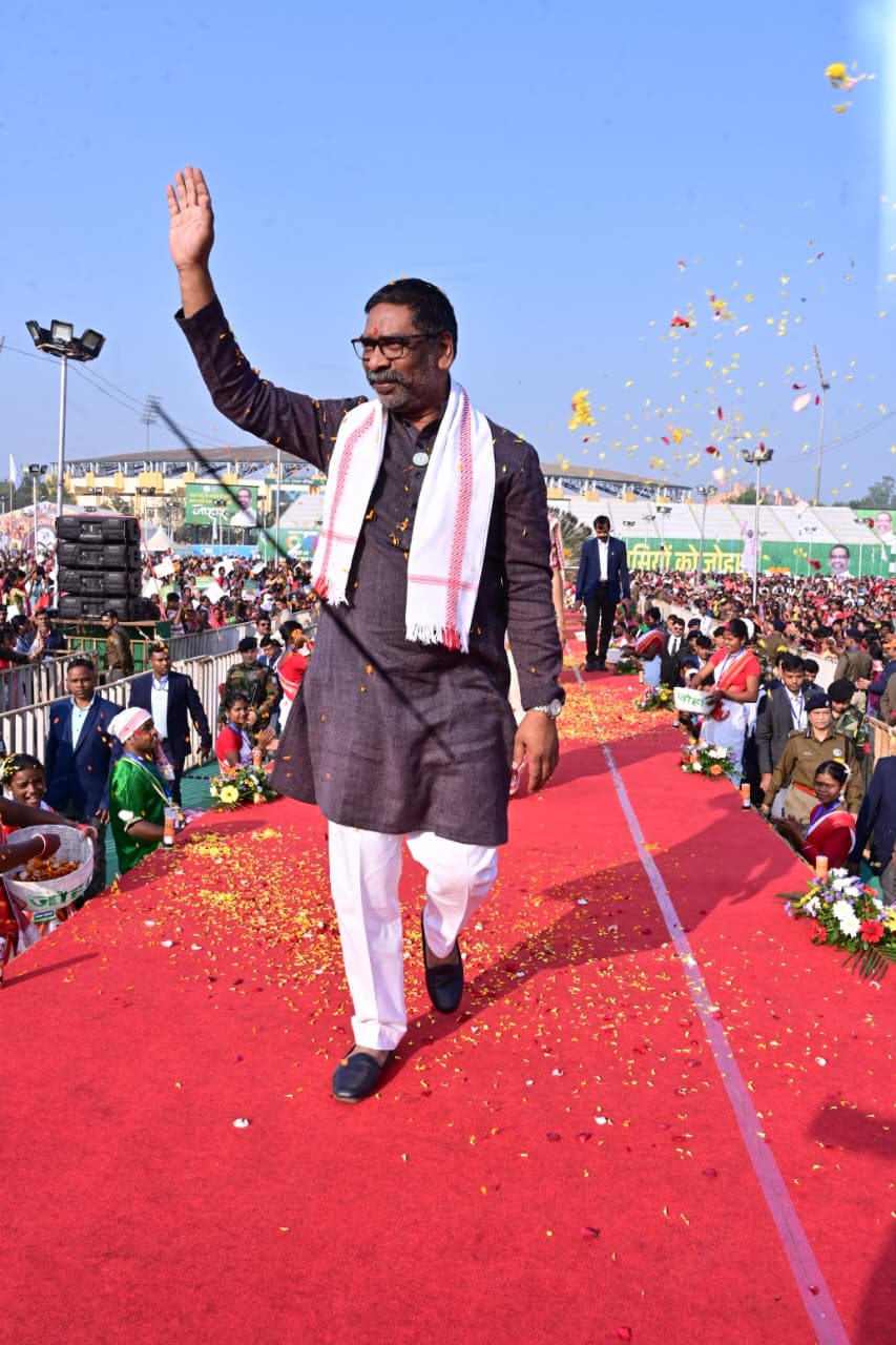 उपस्थित लोगों काे अभिवादन करते मुख्‍यमंत्री