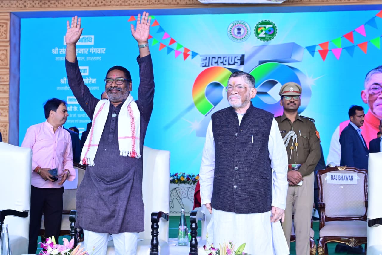 मंच पर उपस्थ्ति राज्‍यपाल और मुख्‍यमंत्री