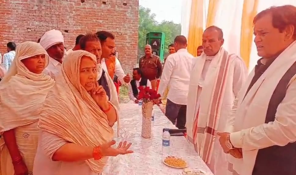 बिहसड़ा कला गांव की धरकार बस्ती में ग्रामीणों से वार्ता करते एमएलसी लालजी प्रसाद निर्मल