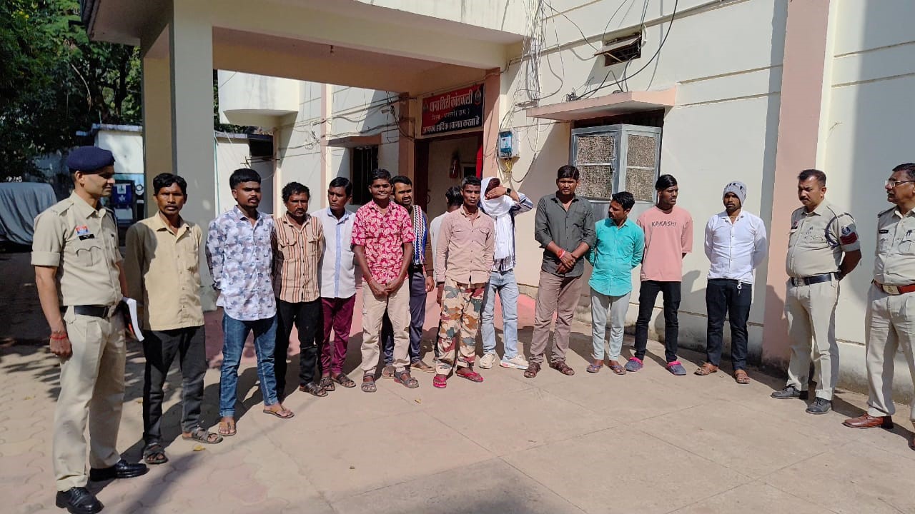 गुंडा-बदमाशों को समझाईश देते हुए पुलिस अधिकारी।